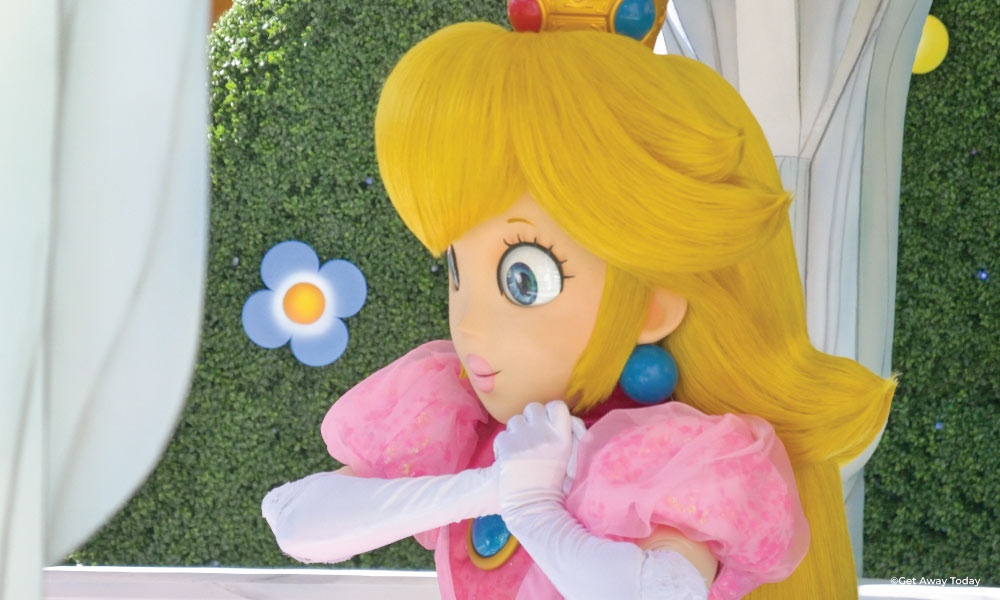 Peach meet-and-greet with her hands clasped together