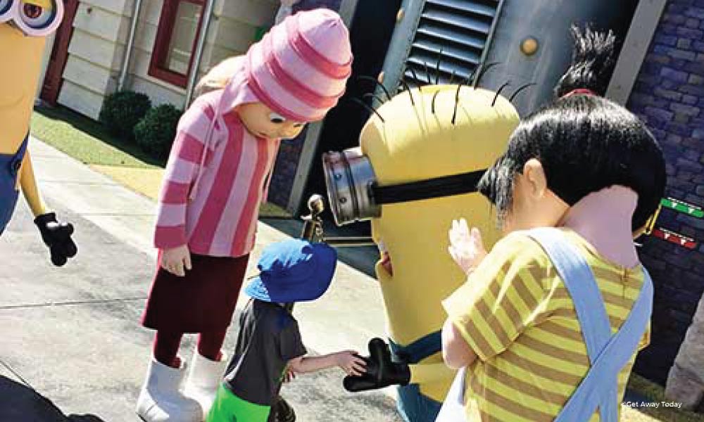 Minion, Edith and Agnes talking to a toddler at universal studios hollywood