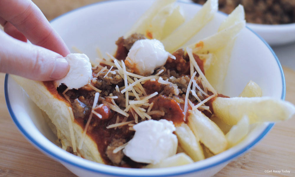 Adding fresh mozzerella to italian poutine