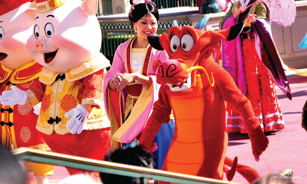 Mulan and Mushu holding hands during Mulan's Processional at Disneyland